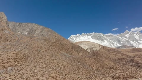 Himalayan Mountains Under a Clear Blue Sky in the Nepal High Altitude Terrain 库存影片 330984083