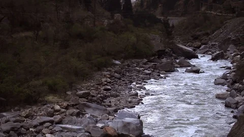 A Himalayan river tributary flows amidst rocks 스톡 동영상 102517725