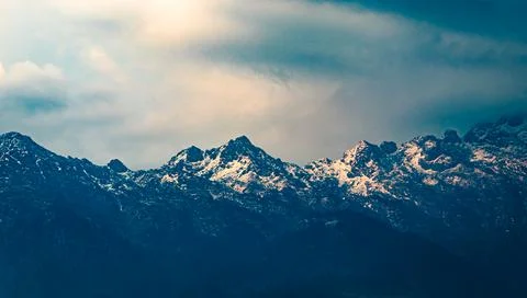 Himalayan snow cape mountains with dramatic sky at evening Stock-Fotos