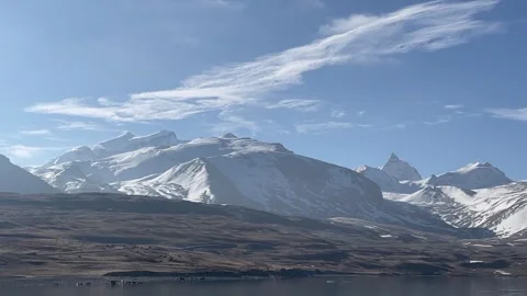 Himalayan Snow Mountain Range over Alpine Lake 動画素材 333878006