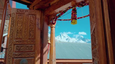 Himalayan Snow Peaks Seen Through Wooden Door – Chitkul, Himachal Pradesh Vidéo 336721900