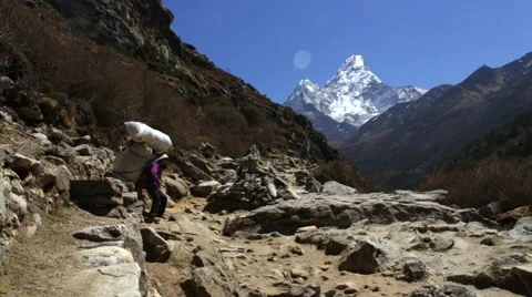 Himalayas Nepal porter gets up with load after resting and continues up the Vídeo Stock 45208934