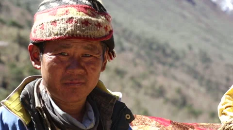Himalayas Nepal porter poses for camera outside the village of Tengbuchi, 스톡 동영상 45208926
