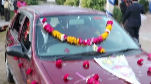 Hindu bride and groom are departing to home in a four-wheel vehicle 库存影片 87103653