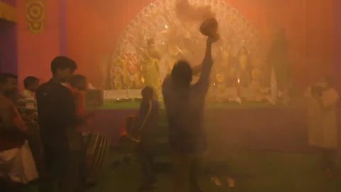Hindu devotee dancing dhunuchi naach, in front of Goddess Durga Vidéo 208451237