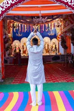 Hindu devotee folding hands in indian traditional dress at dussehra festiva.. Фото