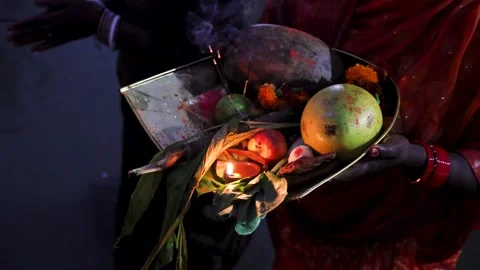 Hindu devotee performing holy rituals with daali offerings at chhath puja c.. Stock Footage 316675097