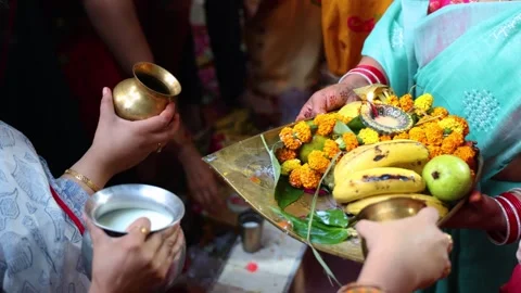 Hindu devotee performing offerings ritual or Chhath argha during chhath puja 스톡 동영상 316803443