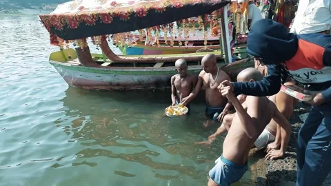 Hindu devotee performing rituals and paid homage to their ancestors 스톡 동영상 146329700
