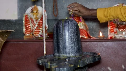 Hindu Devotee Performing Shiva Lingam Abhishek Ritual Inside Traditional Te.. 動画素材 338079127