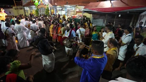 Hindu devotee plays traditional drums during the Thaipusam procession. Видео 318261358