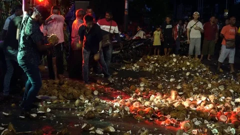 Hindu devotees break coconut cleansing ritual full devotion. Vídeos de archivo 129415356