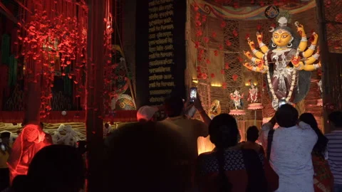 Hindu devotees gathered for praying to Goddess Durga inside puja pandal. Vidéo 248865052