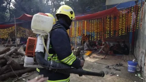 Hindu devotees get Covid-19 tests ahead of Ganga Sagar fair, KOLKATA, IN - 09 Ja Vídeos de archivo 203987584