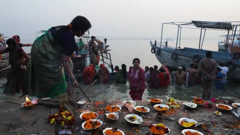 Hindu devotees performing sacred river rituals at crowded holy varanasi ghat 库存影片 335435037