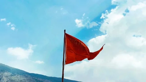 Hindu Flag flying in the mountains Stock-Footage 151605508