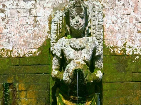 Hindu Goddesses statues making religious offerings. Goa Gajah, Bali. Indonesia Video stock 74400463