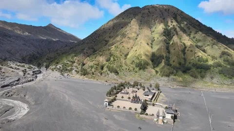 Hindu Monastery &amp; Bromo Volcano as Background 스톡 동영상 146997574