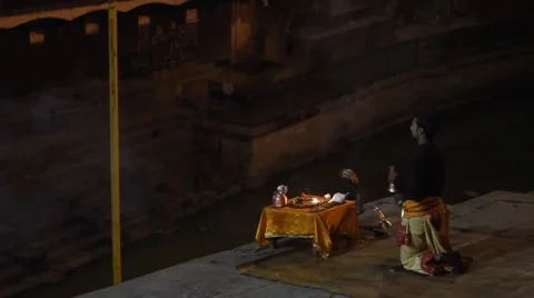 Hindu monk performs a burial ritual of cremation Video stock 59117380