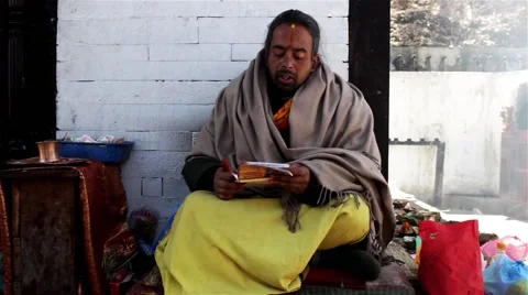 Hindu monk reading scriptures Video stock 67647828