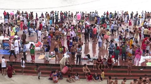 Hindu Pilgrims taking holy bath in Ganga river at Har ki Pauri, Haridwar Stock Footage 52707982
