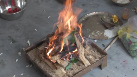 Hindu priest performing fire oblation rituals 库存影片 290308153