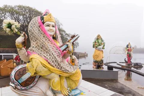 Hindu statues in the mist Foto stock