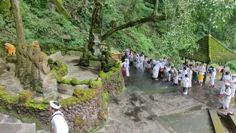 Hindus are doing the Melukat ritual at Pajinengan Agung Tap Sai Temple. Vidéo 199764307