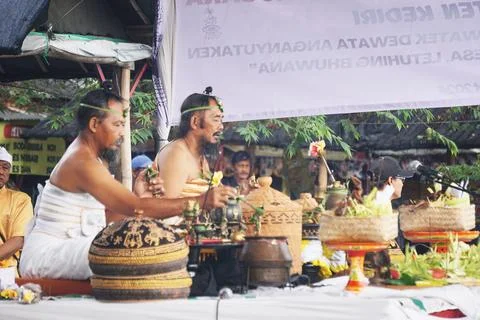 Hindus carry out prayers in the context of the Melasti ceremony Stock-Fotos
