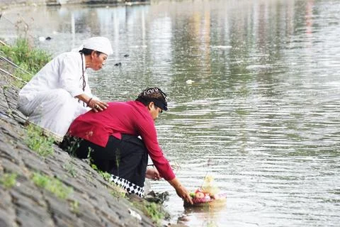 Hindus carry out prayers in the context of the Melasti ceremony Stock-Fotos