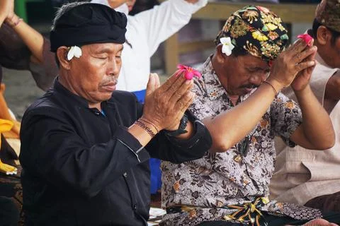 Hindus carry out prayers in the context of the Melasti ceremony Stock-Fotos