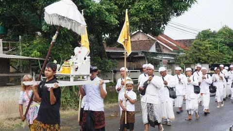 Hindus carry out prayers in the context of the Melasti ceremony Stock-Fotos