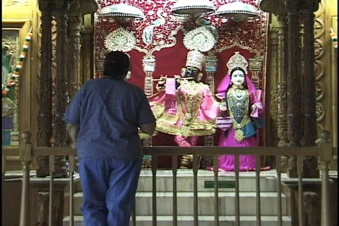Hindus Praying at Shrines 1 Stock-Footage 297707