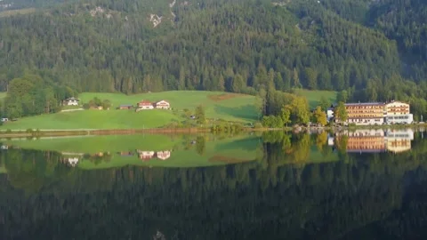 Hintersee Lake Reflection and Mountain Tilt-Up Reveal Vídeos de archivo 346514451