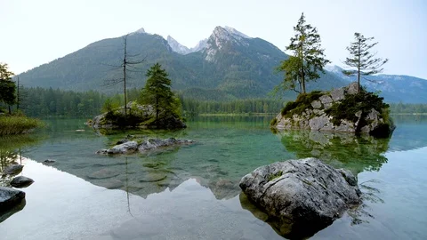 Hintersee trees reflecting in the lake 스톡 동영상 129039540