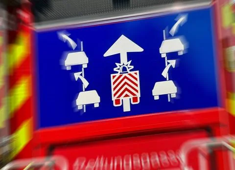  Hinweis Rettungsgasse auf einem Fahrzeug der Feuerwehr *** Notice emergen... Stock Photos