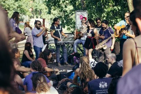 A hip crowd jamming in Berlin Mitte with a band outisde in park Stock Photos