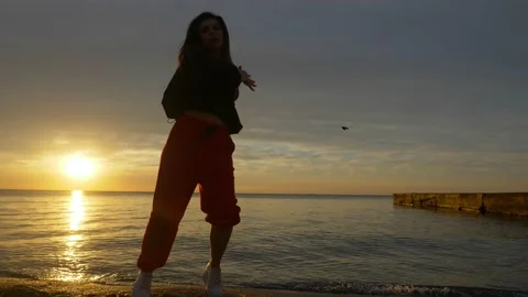 Hip hop dancer at sunset at the beach, seaside dancer, leisure, happiness Stock Footage 154614538