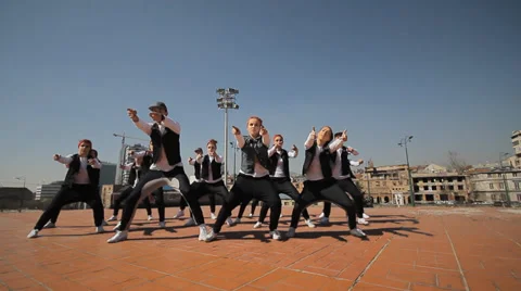 Hip Hop dancing crew dance at the street Vidéo 36540036