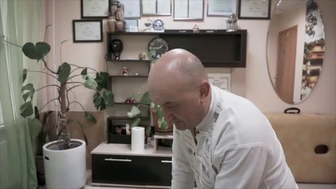 Hip pressure with fingertips Video stock 87825886