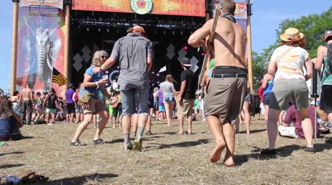 Hippies dancing Stockbeeldmateriaal 46216406