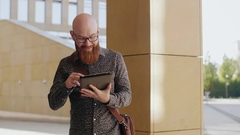 Hipster businessman using a digital tablet outdoors Video stock 90947293