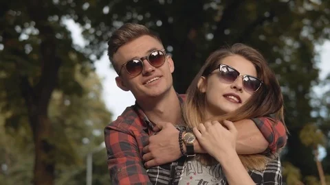 Hipster Couple in the Park 動画素材 76445201