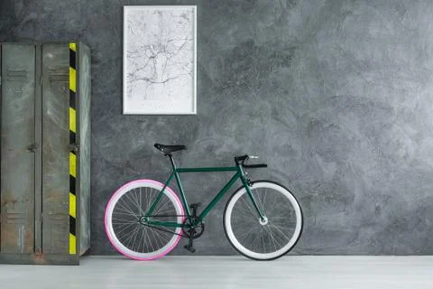 Hipster cycle next to locker Stock-Fotos