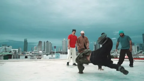 Hipster doing freeze pose while moving footstep to music at rooftop. hiphop. 库存影片 274160604