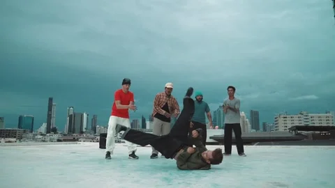 Hipster doing freeze pose while moving footstep to music at rooftop. hiphop. 库存影片 274331976