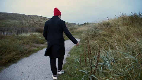 Hipster man in naтature. Back view of walking person on road in National Park Vídeo Stock 119828131