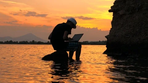 Hipster with notebook on sunset background. Freelancer working on the nature Vídeos de archivo 116283447
