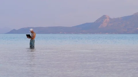 Hipster with notebook on sunset background. Freelancer working on the nature Vídeos de archivo 116593546
