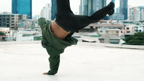 Hipster show break dancing at rooftop with sky scrapper or city sites. hiphop. 库存影片 274305316